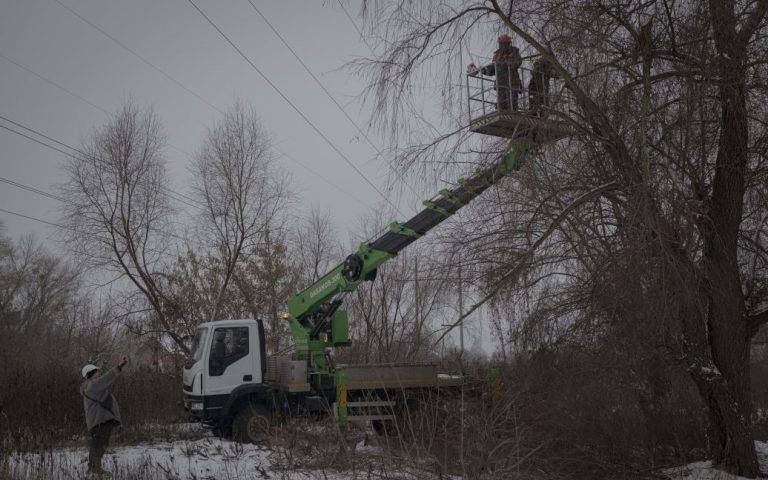 Мешканців Івано-Франківської області попереджають про аварійні вимкнення світла через негоду