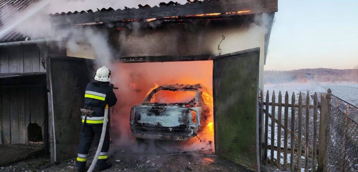 У Долинській громаді в гаражі згорів легковий автомобіль