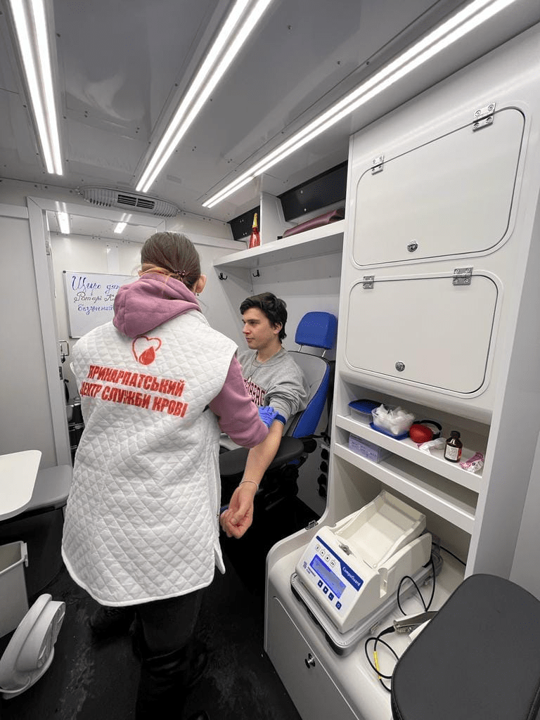 Стати донором може кожен: на Франківщині працює мобільна бригада забору крові