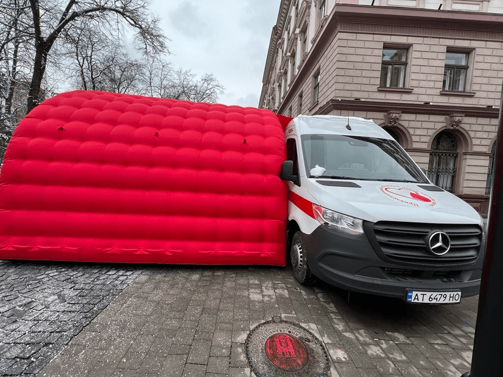 Стати донором може кожен: на Франківщині працює мобільна бригада забору крові