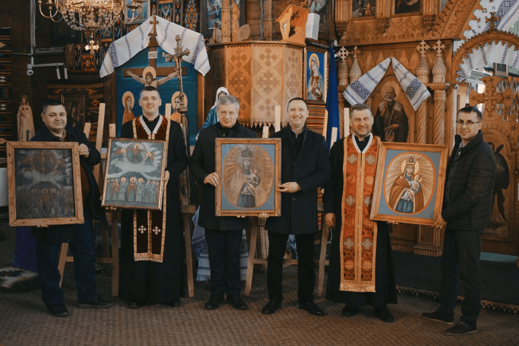 У Ворохті до церкви повернули дві старовинні ікони ФОТО