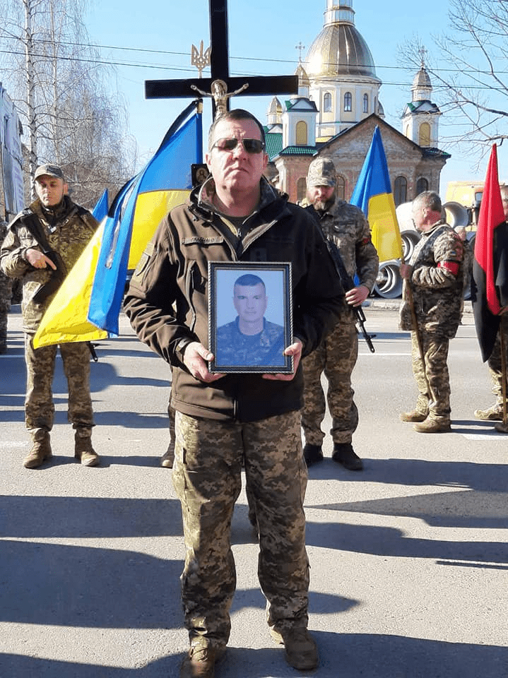 Жителі Богородчанської громади на колінах зустріли полеглого Героя Ярослава Остащука