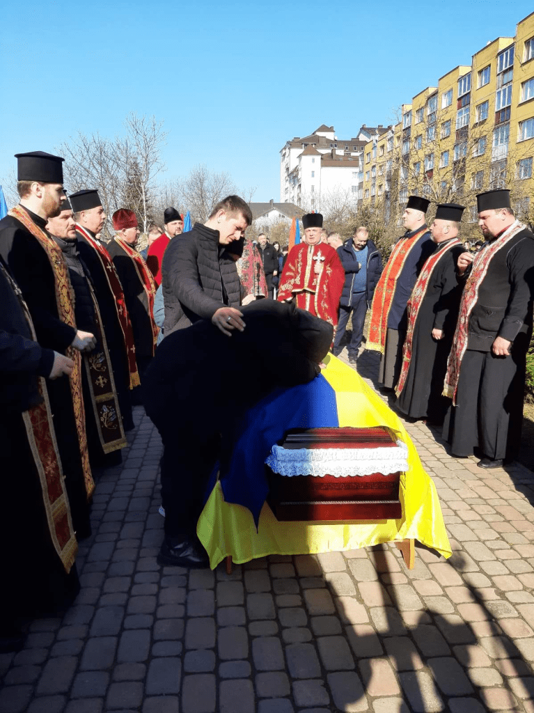 Жителі Богородчанської громади на колінах зустріли полеглого Героя Ярослава Остащука