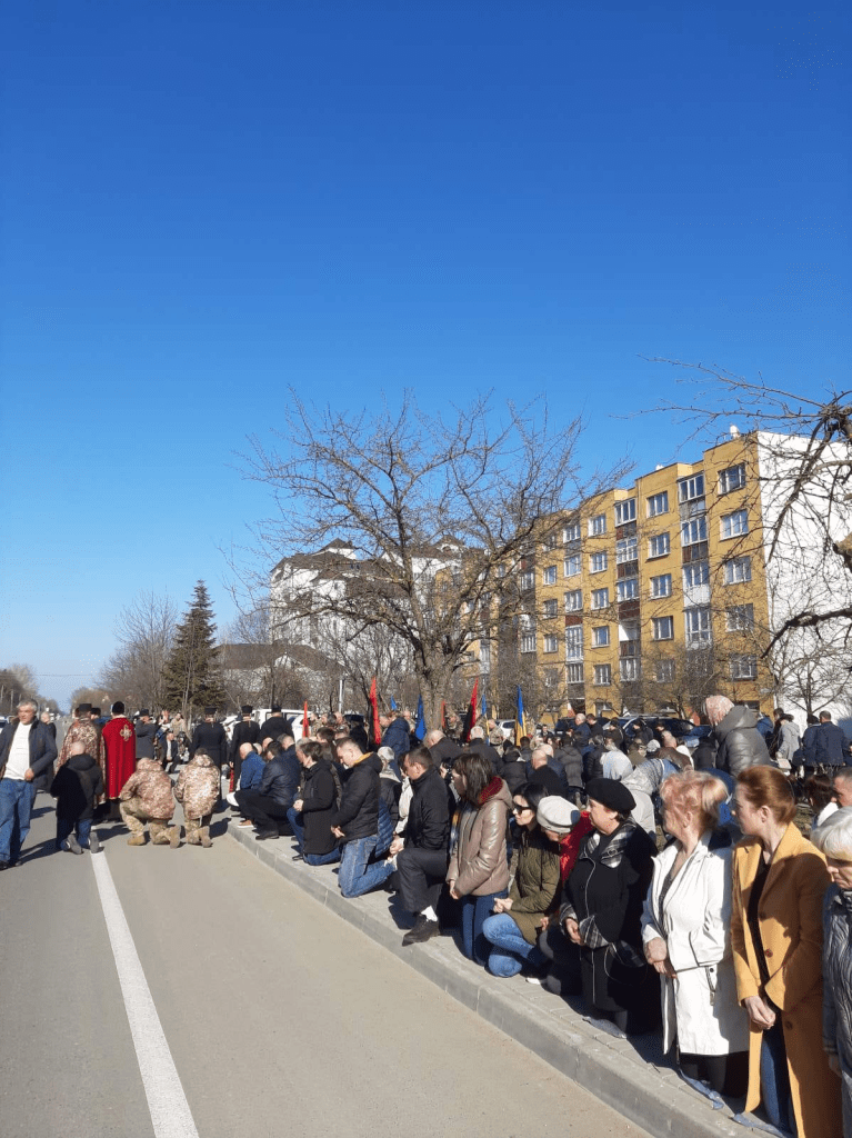 Жителі Богородчанської громади на колінах зустріли полеглого Героя Ярослава Остащука