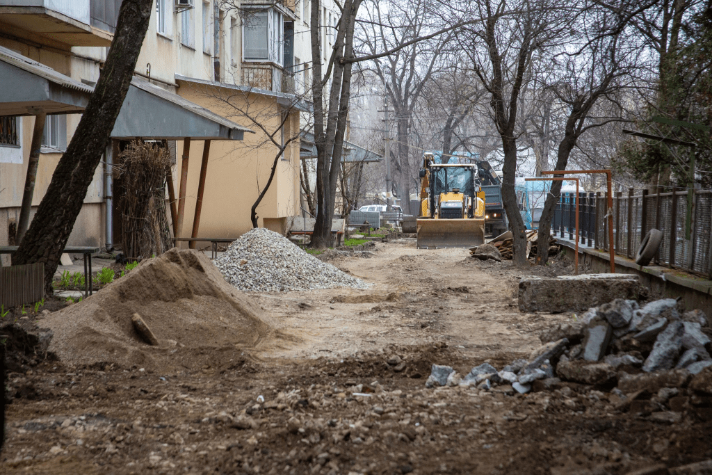 Люди чекали чотири роки: у одному з дворів Івано-Франківська розпочали довгоочікуваний ремонт