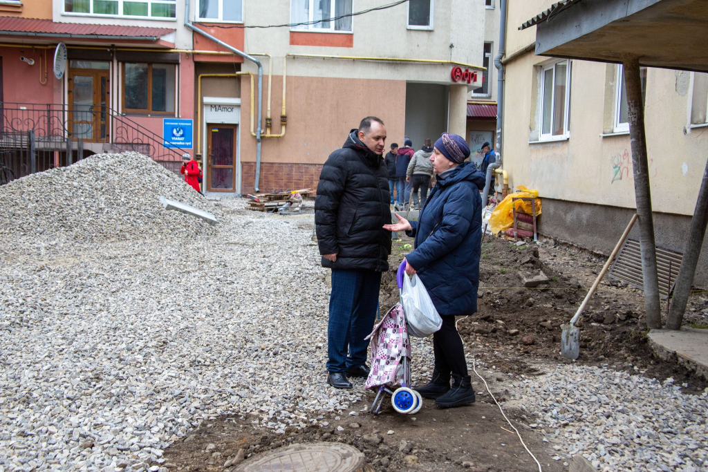 Люди чекали чотири роки: у одному з дворів Івано-Франківська розпочали довгоочікуваний ремонт
