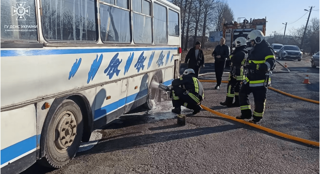 У Тисмениці серед дороги загорівся рейсовий автобус