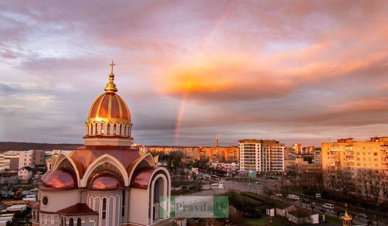 У Франківську після тривалого дощу з'явилася веселка