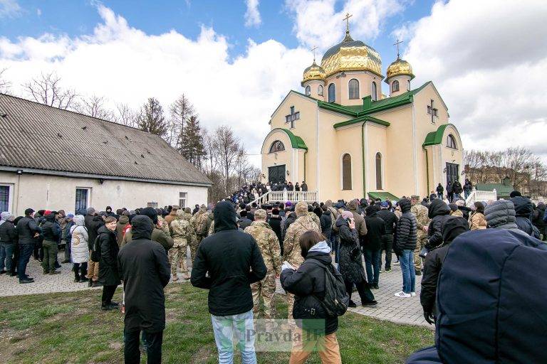 Як у Франківську громада церку від московського патріархату звільняла ФОТОРЕПОРТАЖ