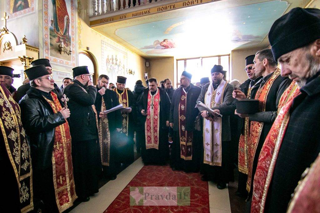 Як у Івано-Франківську громада церкву від московського патріархату звільняла ФОТОРЕПОРТАЖ