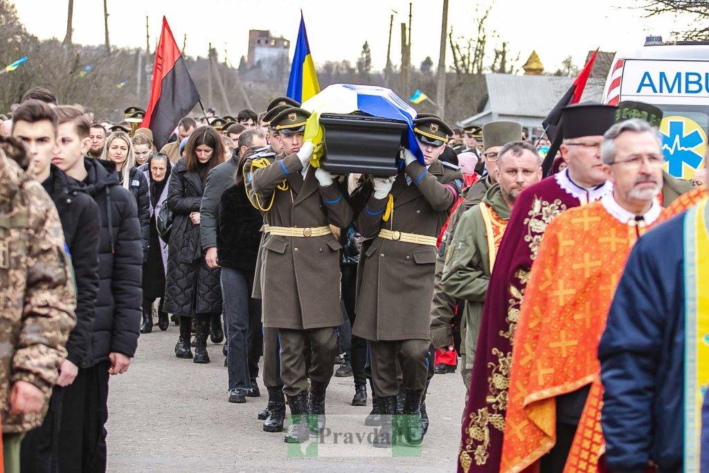 На Прикарпатті сотні людей прийшли попрощатись із Героєм України "Да Вінчі". ФОТОРЕПОРТАЖ