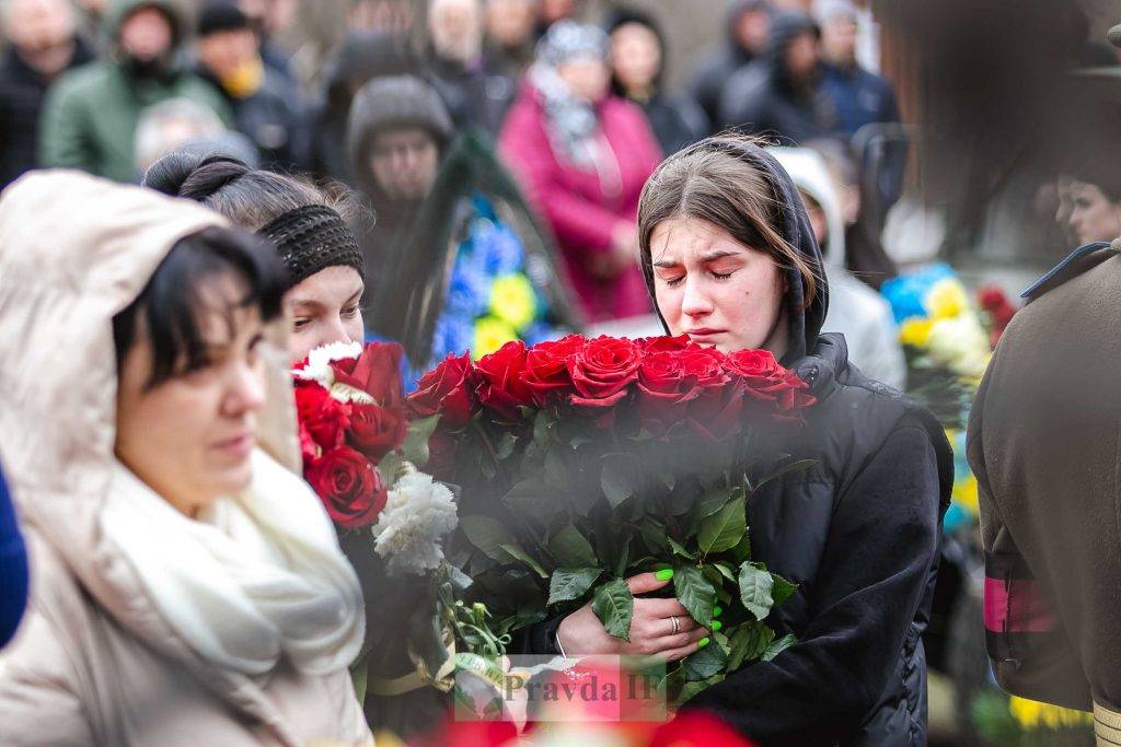 На Прикарпатті сотні людей прийшли попрощатись із Героєм України "Да Вінчі". ФОТОРЕПОРТАЖ