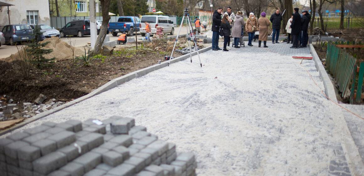 Двір на вулиці Коновальця у Франківську вперше за 40 років дочекався благоустрою