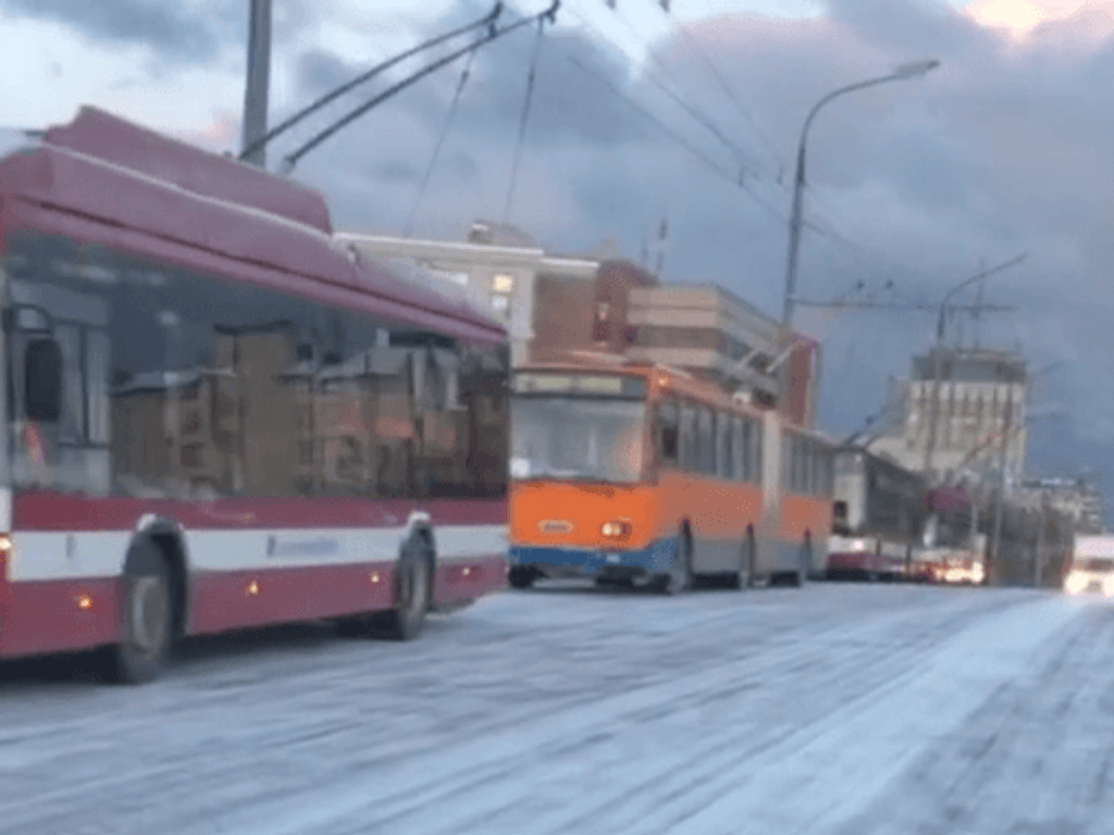 У Франківську через обледеніння дороги зупинився рух комунального транспорту. ВІДЕО