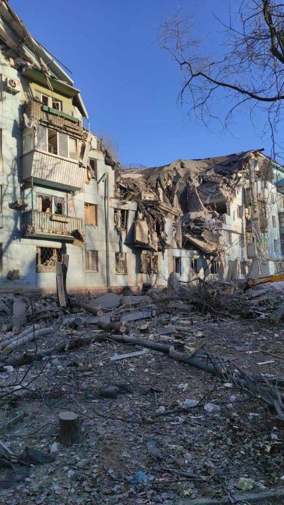 У Запоріжжі російська ракета влучила в багатоповерхівку: зруйновано кілька поверхів