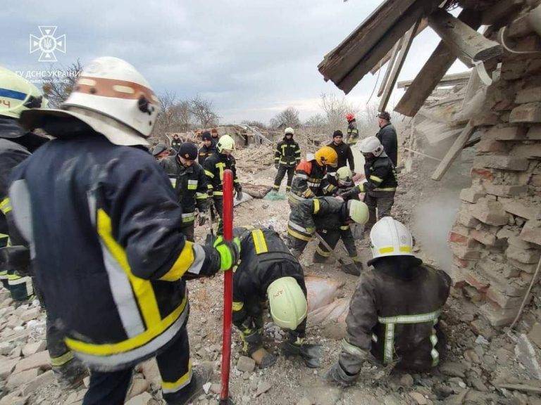 У Львівській області російська ракета впала у житловій зоні, є загиблі