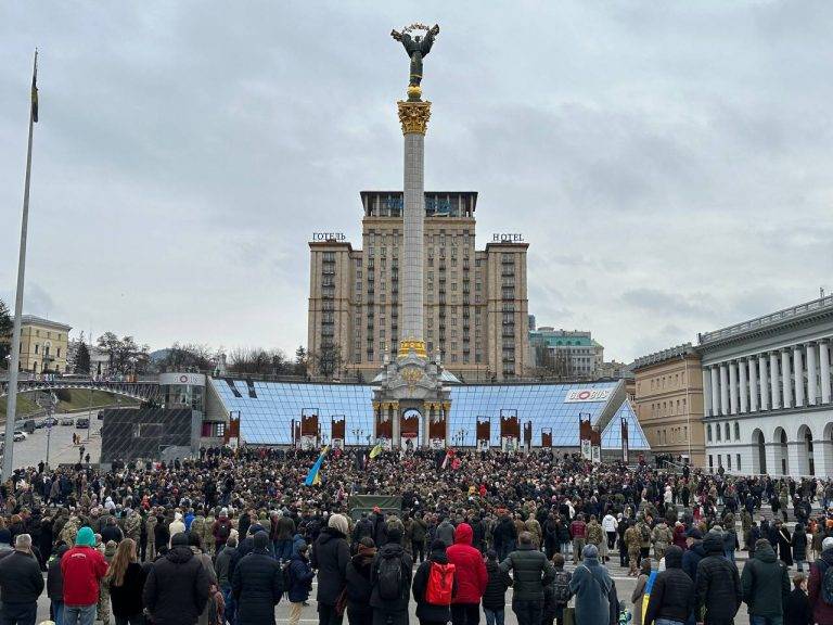 У Києві тисячі людей прийшли на прощання з Героєм України Дмитром Коцюбайлом «Да Вінчі». ФОТО/ВІДЕО