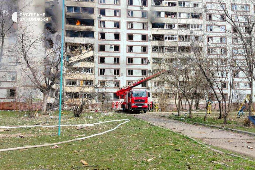 У Запоріжжі російська ракета влучила в багатоповерховий будинок. ФОТО