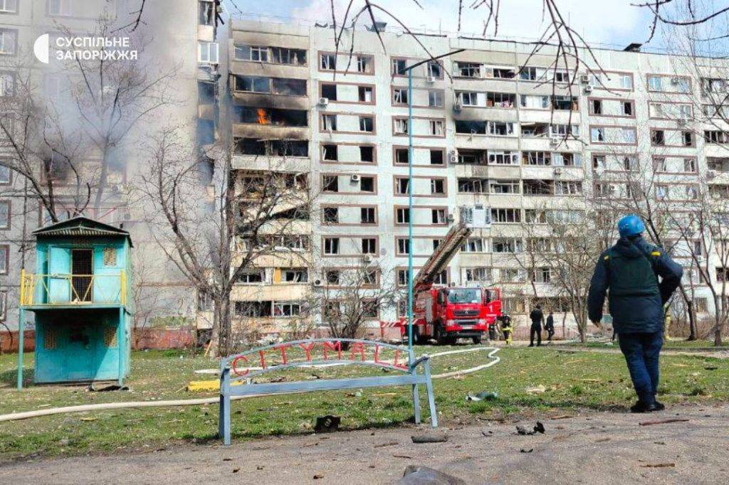 У Запоріжжі російська ракета влучила в багатоповерховий будинок. ФОТО