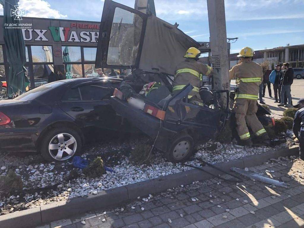 В Надвірній зіткнулись дві автівки, є постраждалі. ФОТО