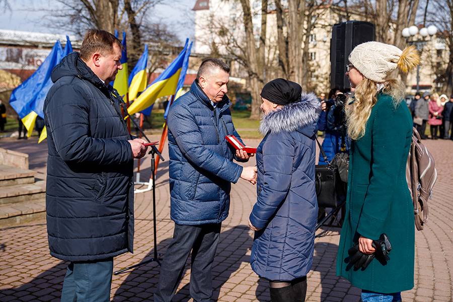 У Франківську передали державні нагороди рідним загиблих захисників Маріуполя