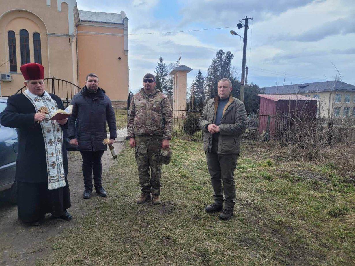 У Бурштині придбали й переобладнали для бійців на фронт два авто,допомога для військових з прикарпаття,війна в україні