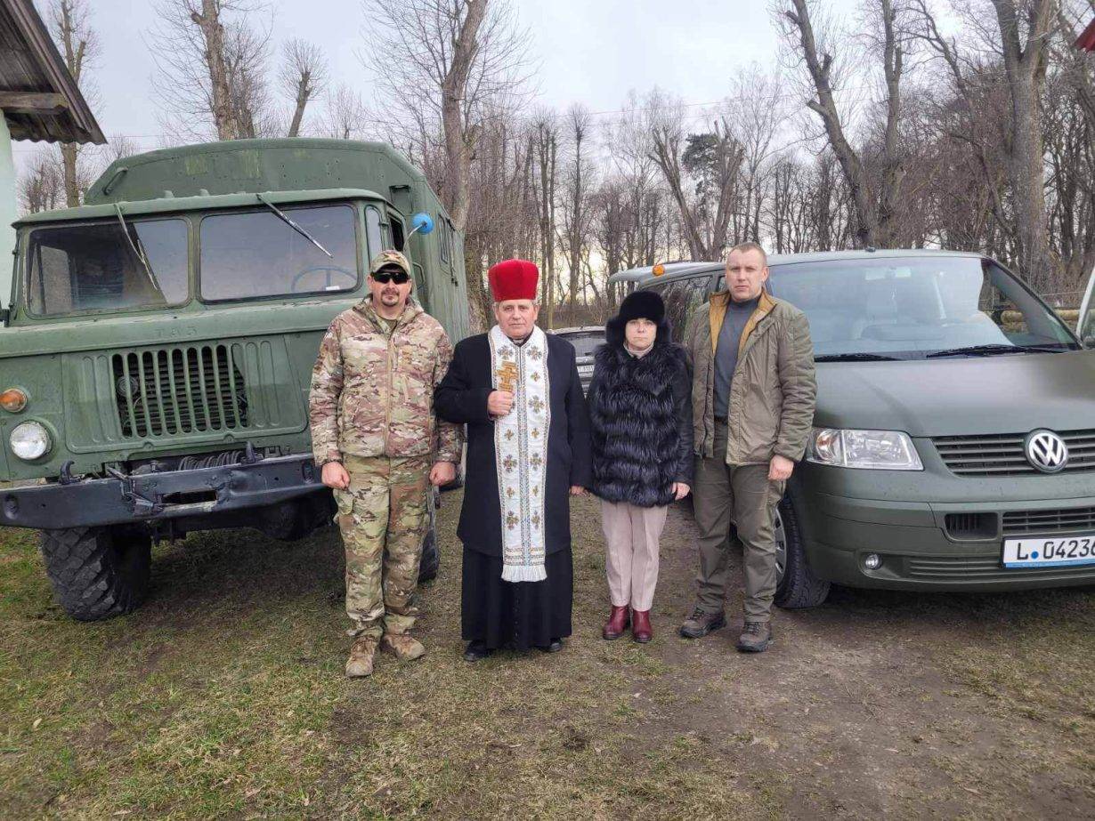 У Бурштині придбали й переобладнали для бійців на фронт два авто