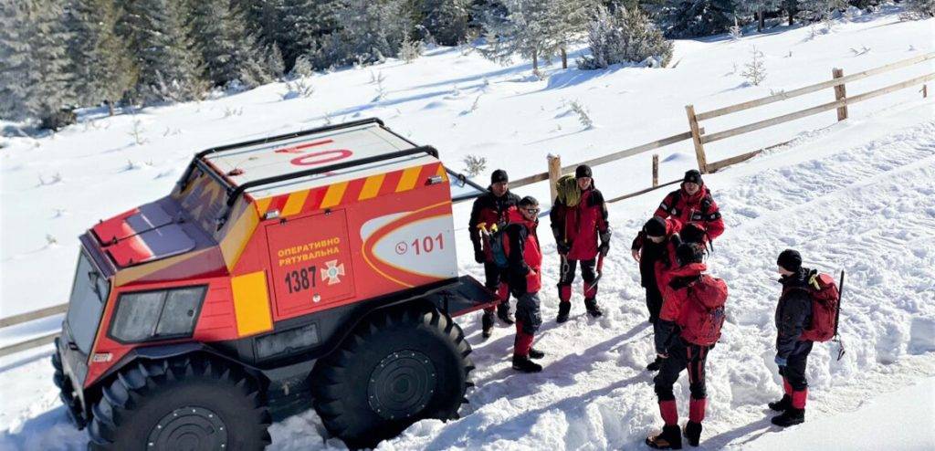 У Карпатах рятувальники навчалися визволяти людей з-під лавини,гірські рятувальники,лавини у карпатах