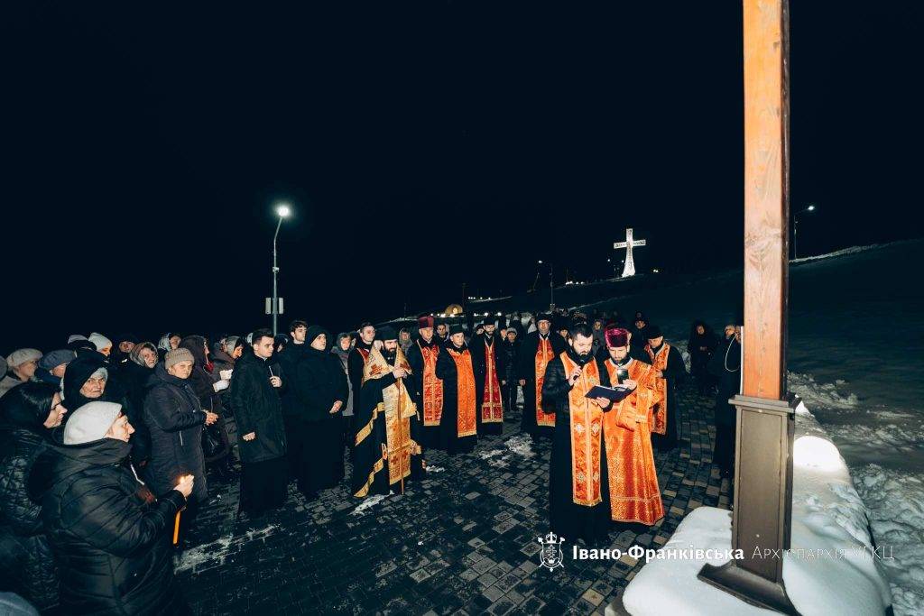 Владика Микола Семенишин очолив щомісячні нічні чування у Старуні. ФОТОРЕПОРТАЖ