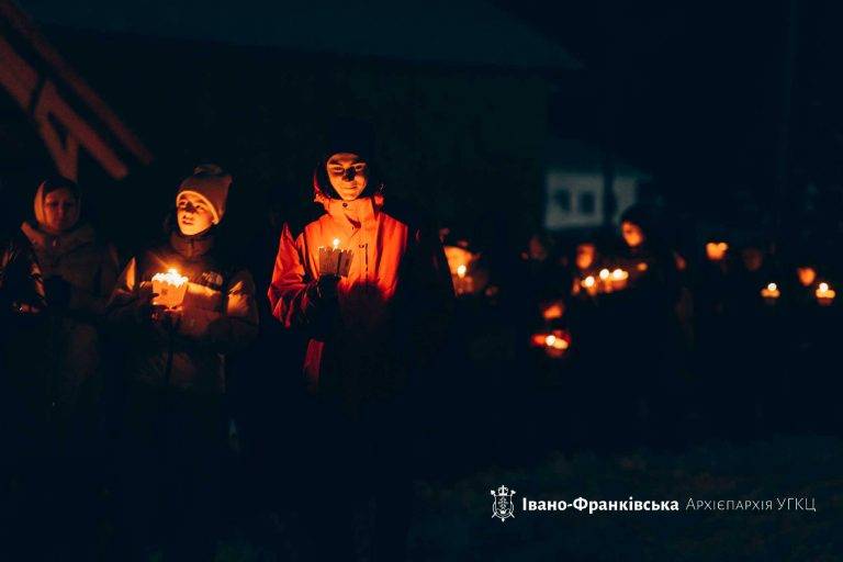 Владика Микола Семенишин очолив щомісячні нічні чування у Старуні. ФОТОРЕПОРТАЖ