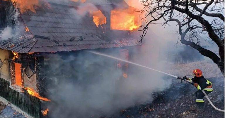 Під час пожежі житлового будинку на Прикарпатті виявили обгоріле тіло чоловіка