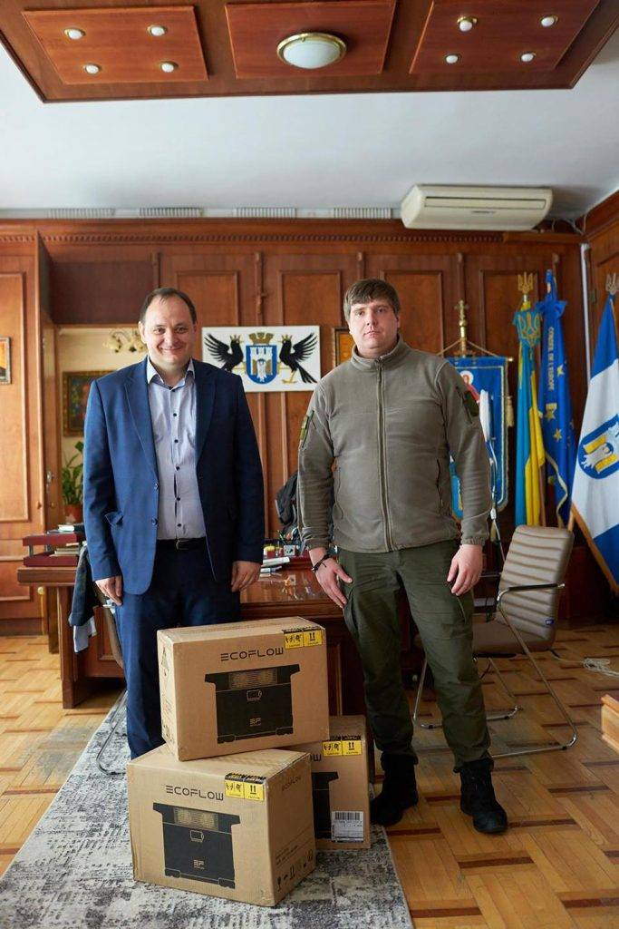 Франківськ передав нацгвардійцям зарядні станції ЕcoFlow
