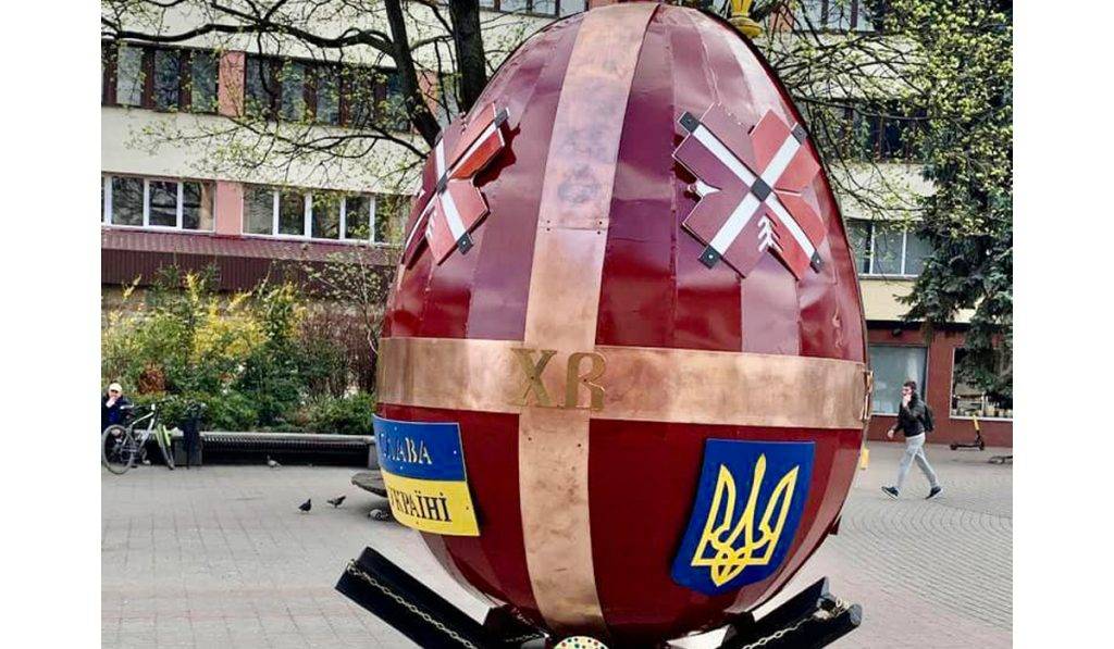 У центрі Франківська встановили двометрову сталеву писанку