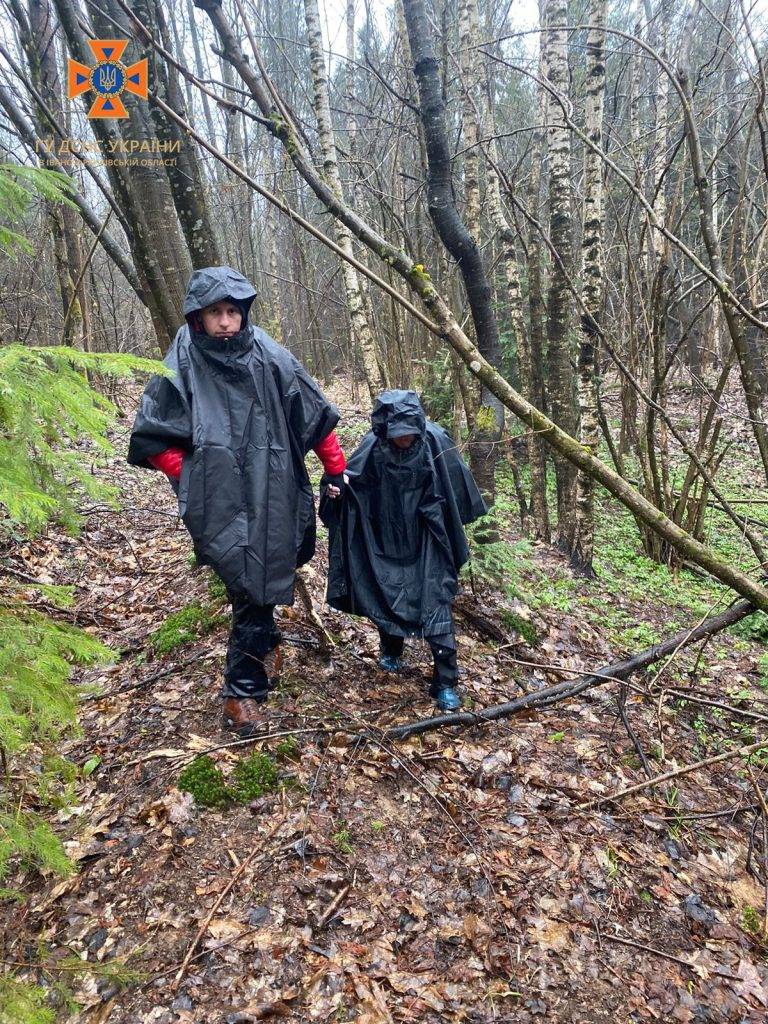 Прикарпатські рятувальники розшукали в лісі жінку