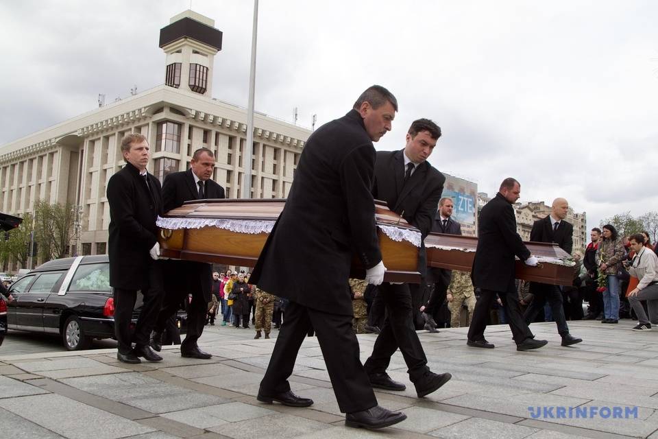 У Києві відбулося прощання з колишнім депутатом Олегом Барною, який загинув на війні ФОТО