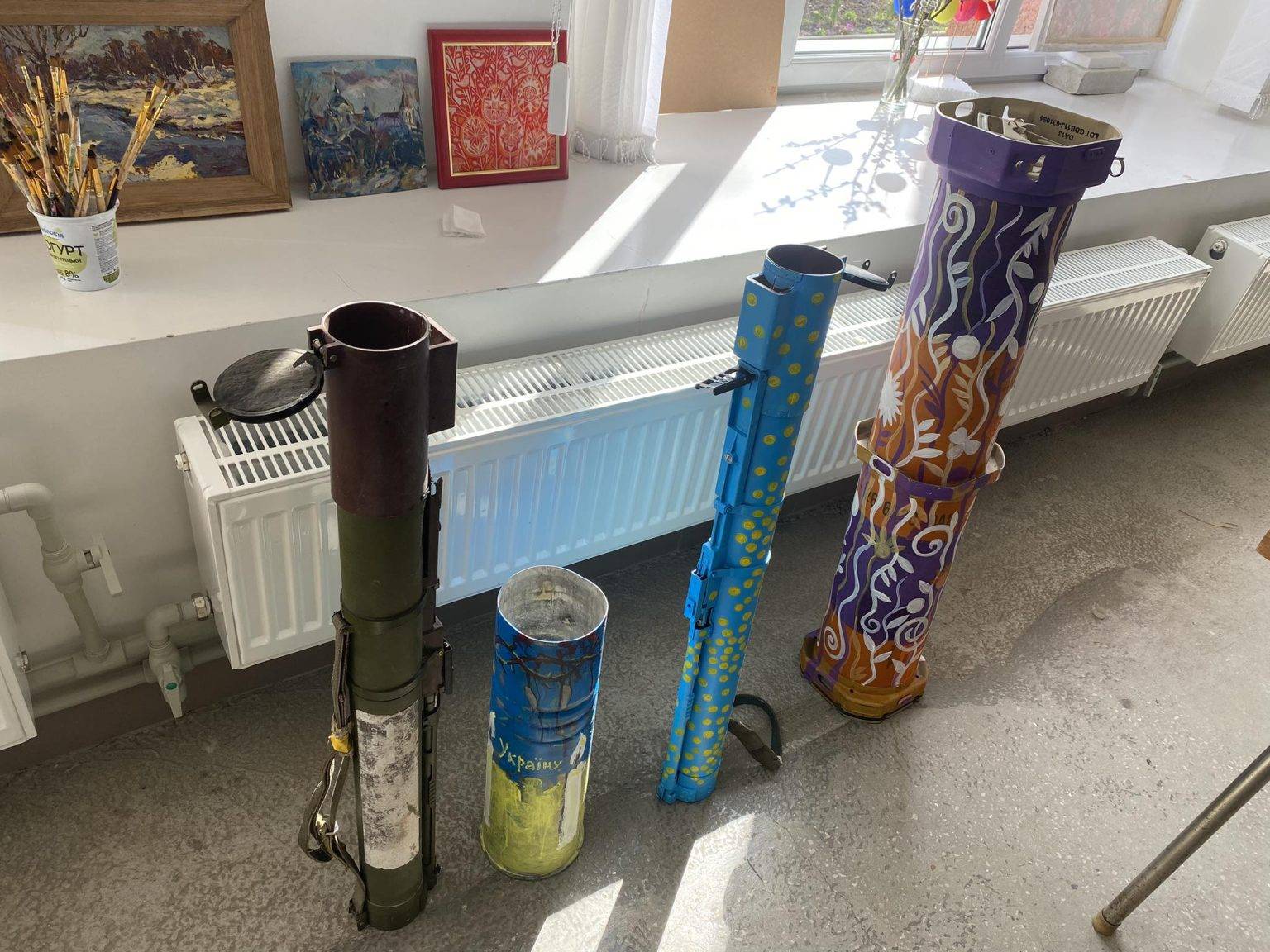 У Калуші художники розписали трофеї з війни