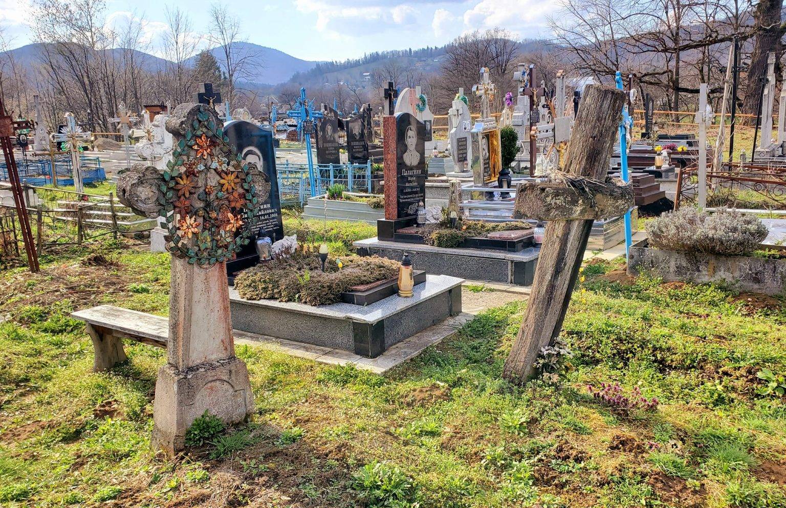 У прикарпатському селі чотири сотні років покійників переправляють тросом через річку