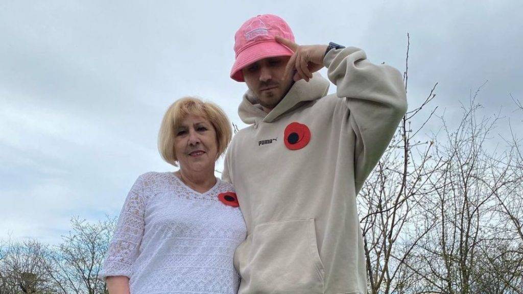 Соліст Kalush Orchestra пояснив, чому його мама працює продавчинею, попри популярність сина