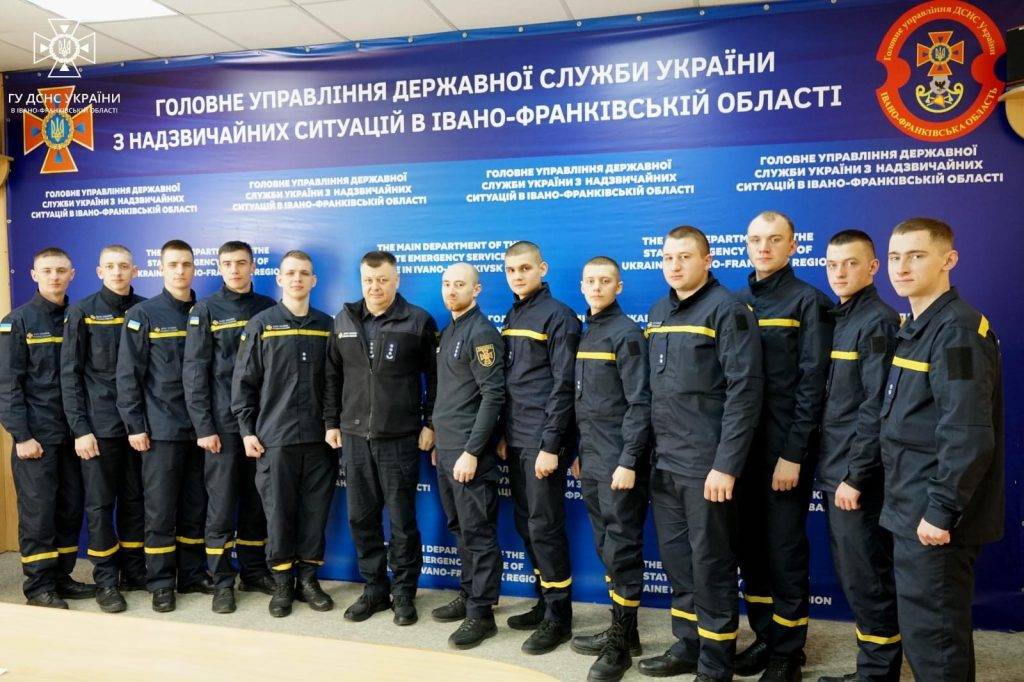 Лави прикарпатських рятувальників поповнили 11 випусників-лейтенантів