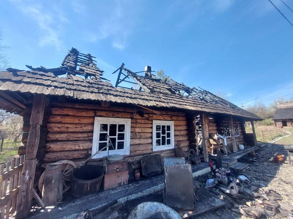 Напередодні Великодня згоріла двохсотлітня Карпатська дерев’яна хата-музей, збудована без жодного цвяха