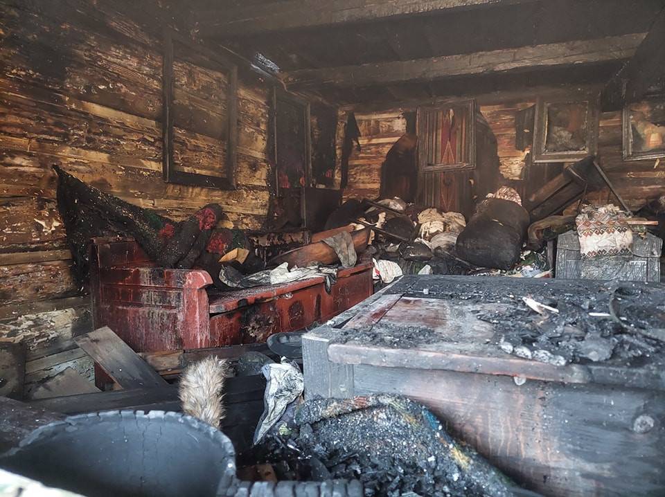 Напередодні Великодня згоріла двохсотлітня Карпатська дерев’яна хата-музей, збудована без жодного цвяха