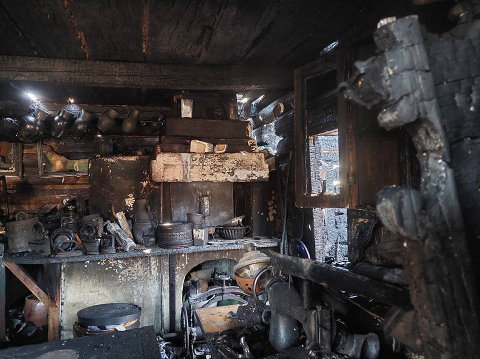 Напередодні Великодня згоріла двохсотлітня Карпатська дерев’яна хата-музей, збудована без жодного цвяха
