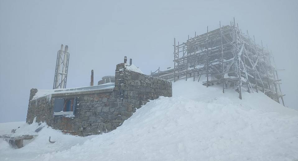 В Карпатах на горі Піп Іван хмарно і -8°C. ФОТО