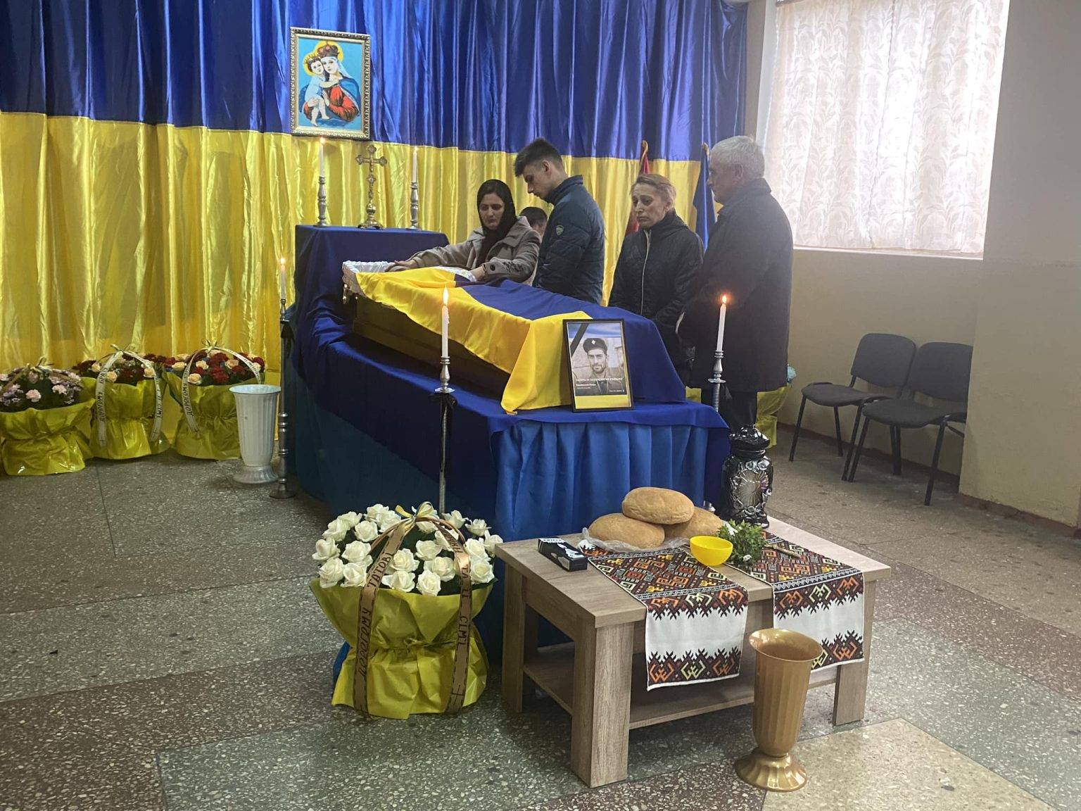 Галицька громада на колінах зустріла полеглого земляка-героя Петра Ткачівського