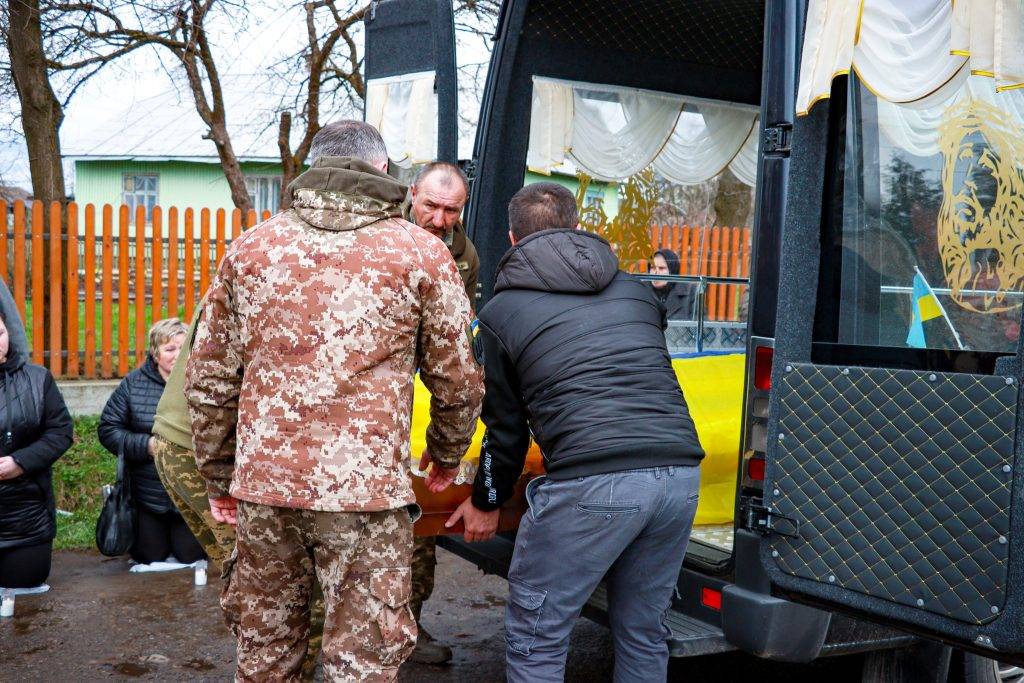 На Франківщині на колінах зустріли полеглого воїна Михайла Локатира. ФОТО