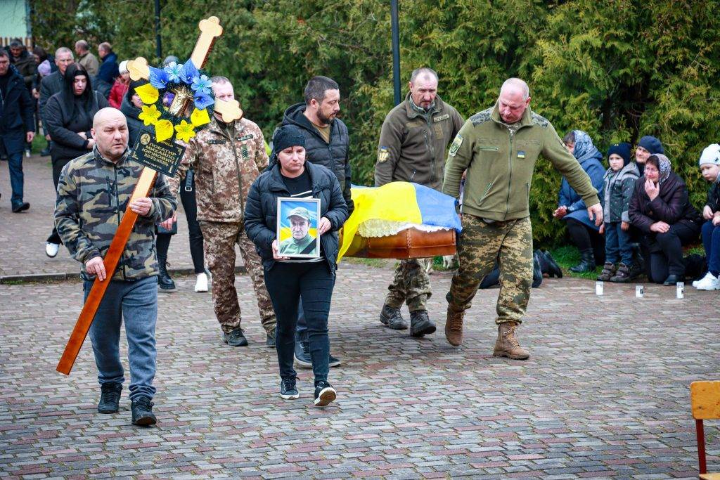 На Франківщині на колінах зустріли полеглого воїна Михайла Локатира. ФОТО