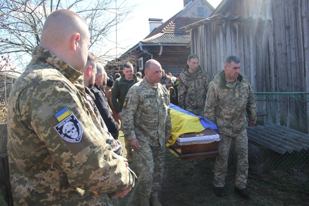 В Болехові провели в останню путь загиблого Захисника Андрія Кваснишина. ФОТО