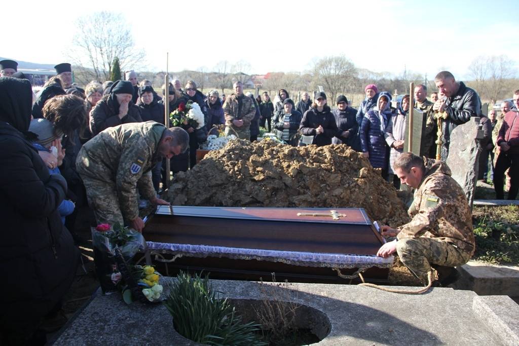 В Болехові провели в останню путь загиблого Захисника Андрія Кваснишина. ФОТО