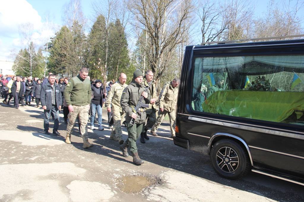 В Болехові провели в останню путь загиблого Захисника Андрія Кваснишина. ФОТО