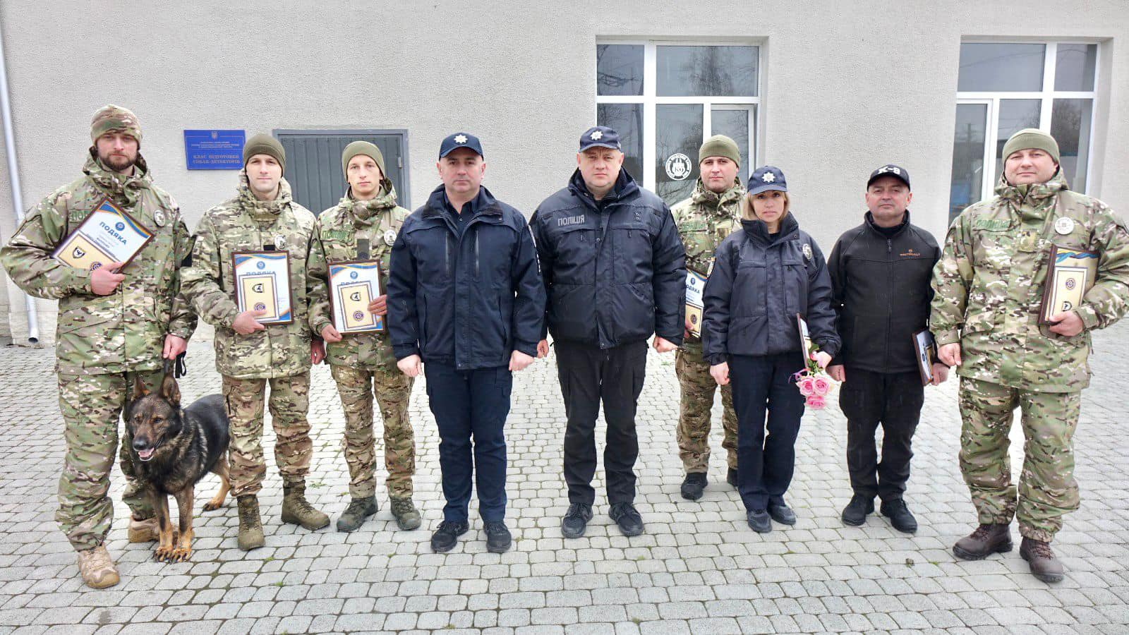 Сімох прикарпатських кінологів нагородили за сумлінну службу